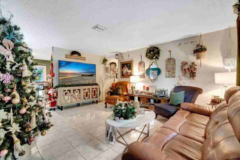 4034 Luzon Avenue - Photo 4 of 15