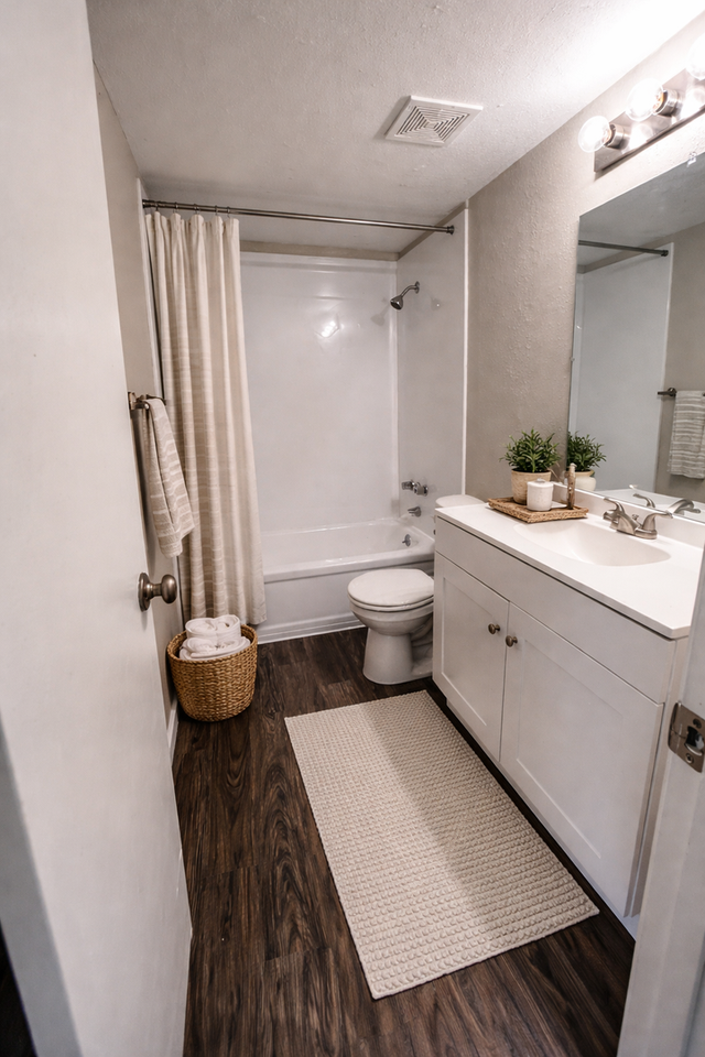 Chatsworth Apartments - Photo 3 of 10