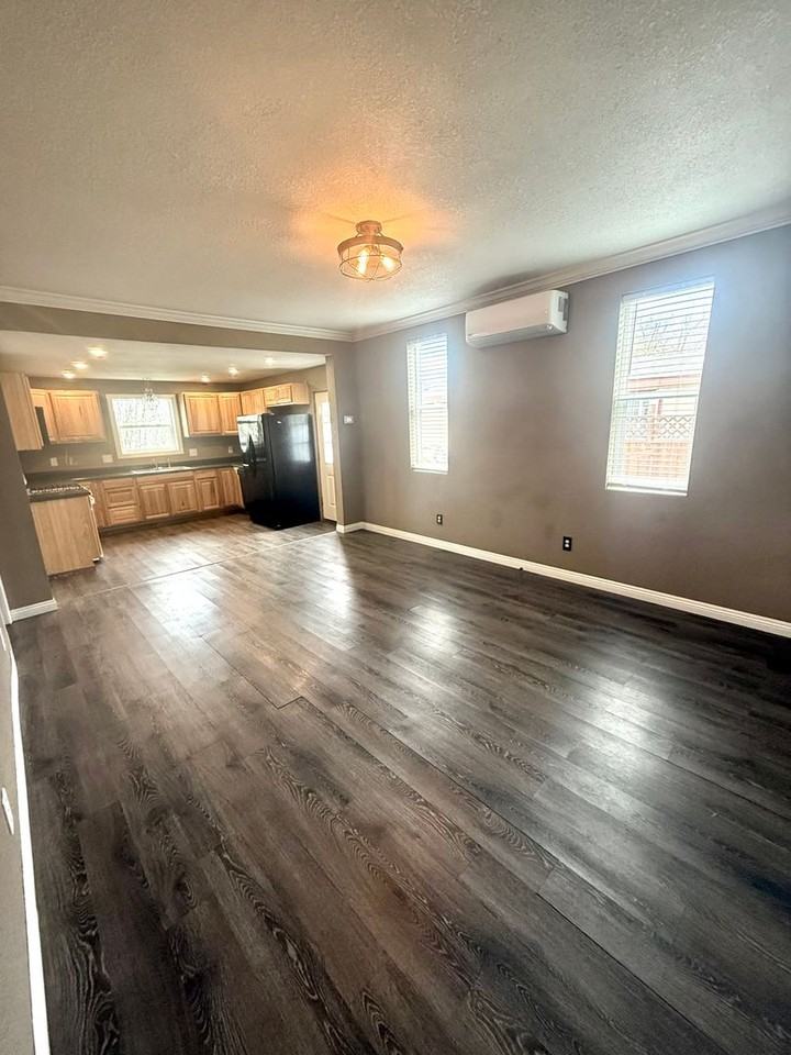 212 E Lowell St - Photo 3 of 10