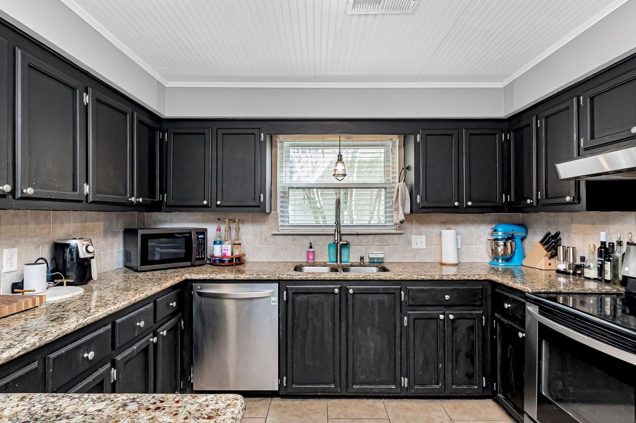 9221 Fox Run Ave - Photo 2 of 17