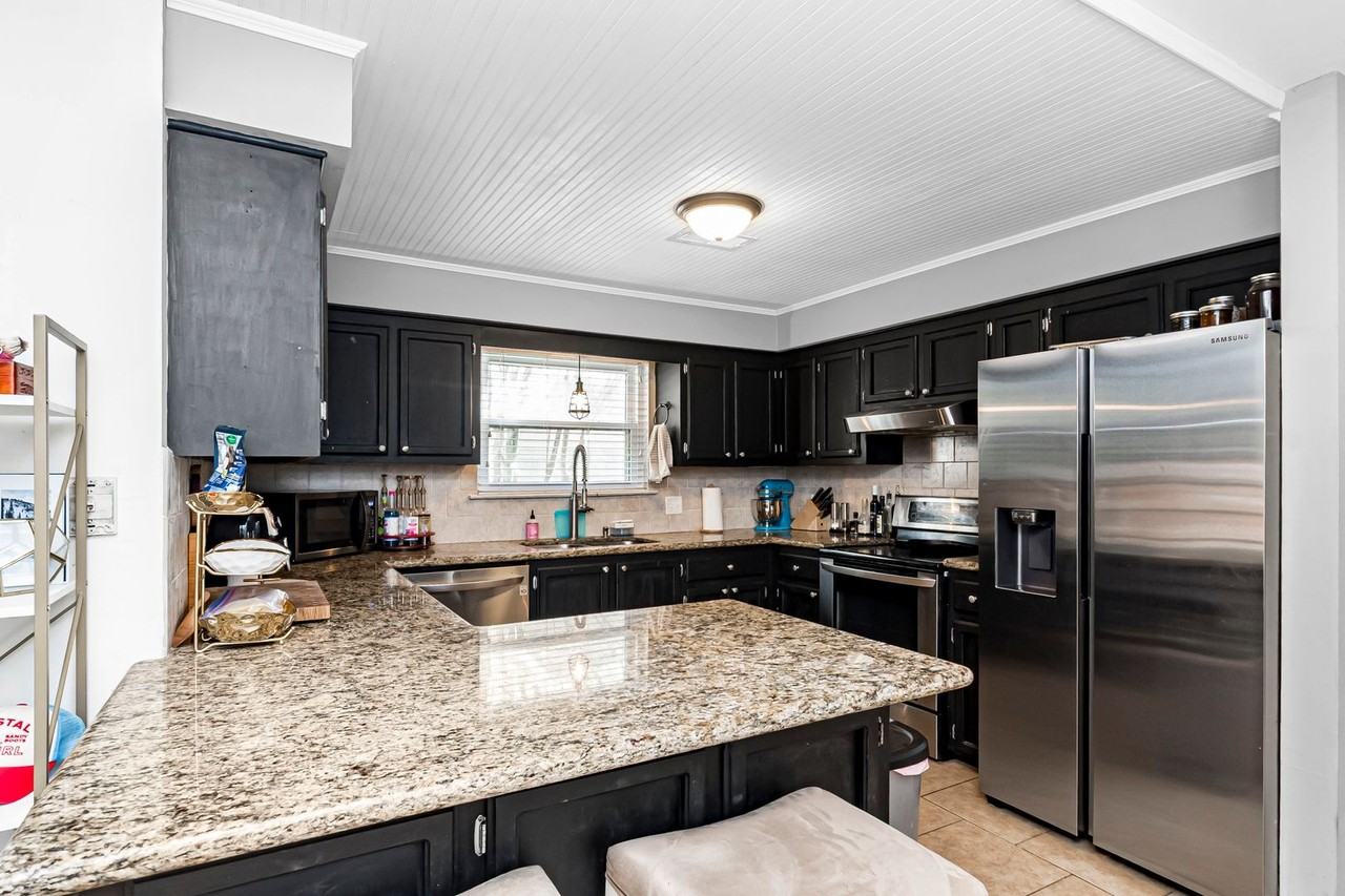 9221 Fox Run Ave - Photo 3 of 17