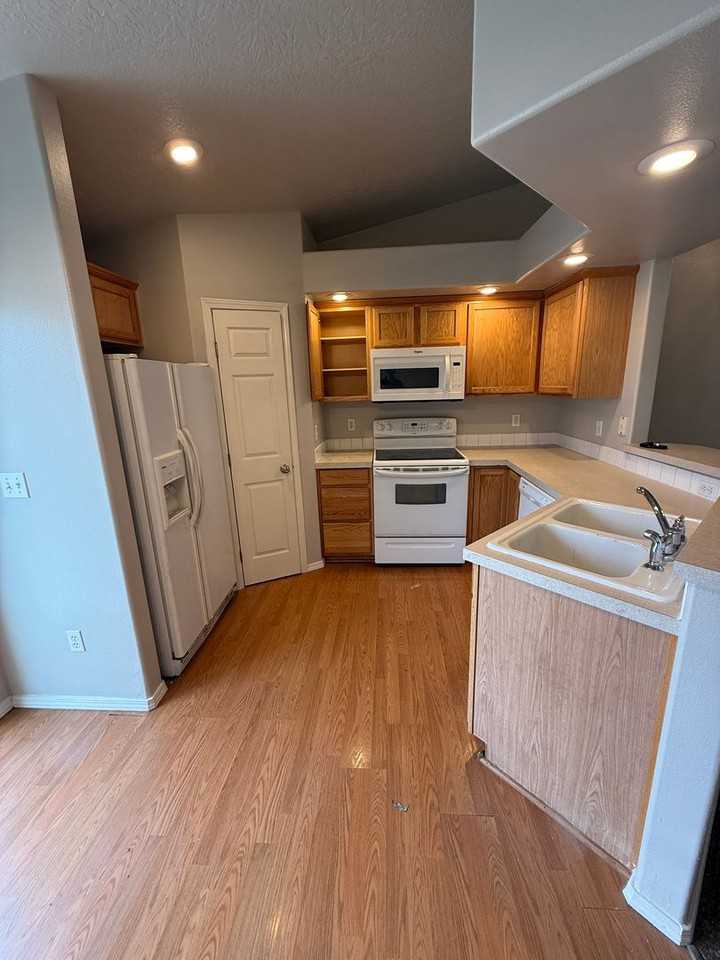 1936 W Crown Pointe Ave - Photo 4 of 8