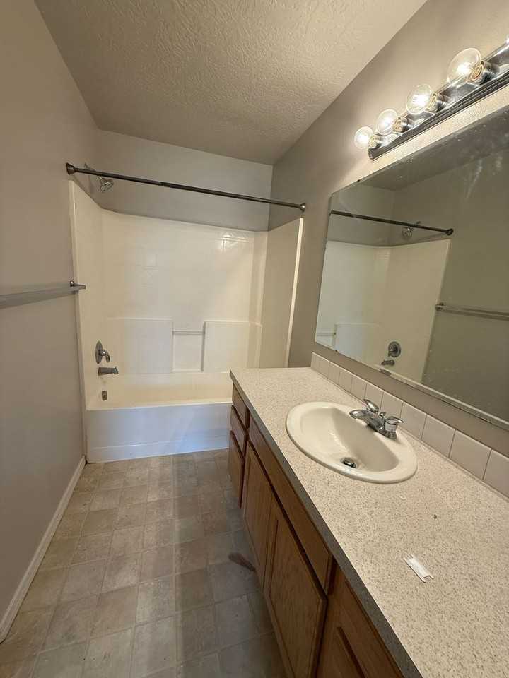 1936 W Crown Pointe Ave - Photo 6 of 8