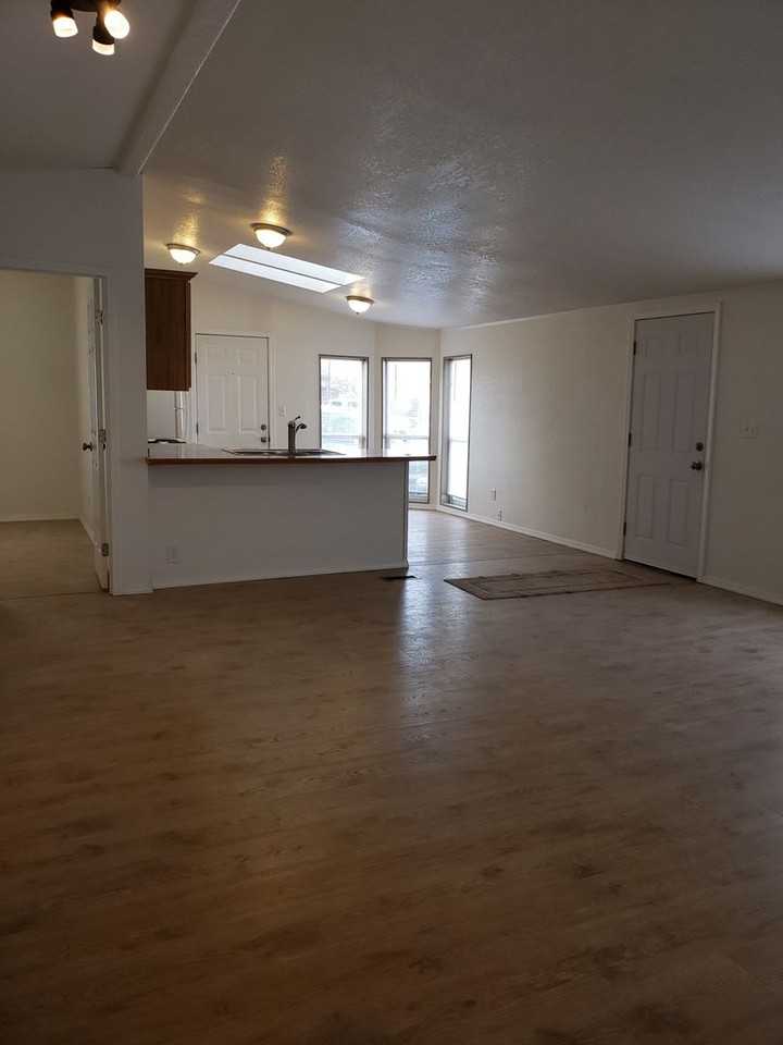 8946 N Neufeld Rd - Photo 4 of 17