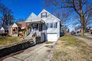 featured image of 1216 Groesbeck Rd