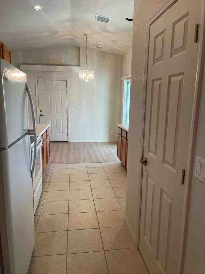 829 E Kathy Ct - Photo 5 of 14