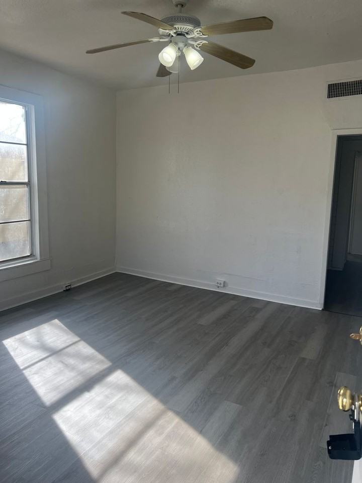 804 E Calhoun Ave - Photo 3 of 9