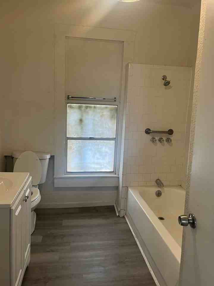 804 E Calhoun Ave - Photo 4 of 9