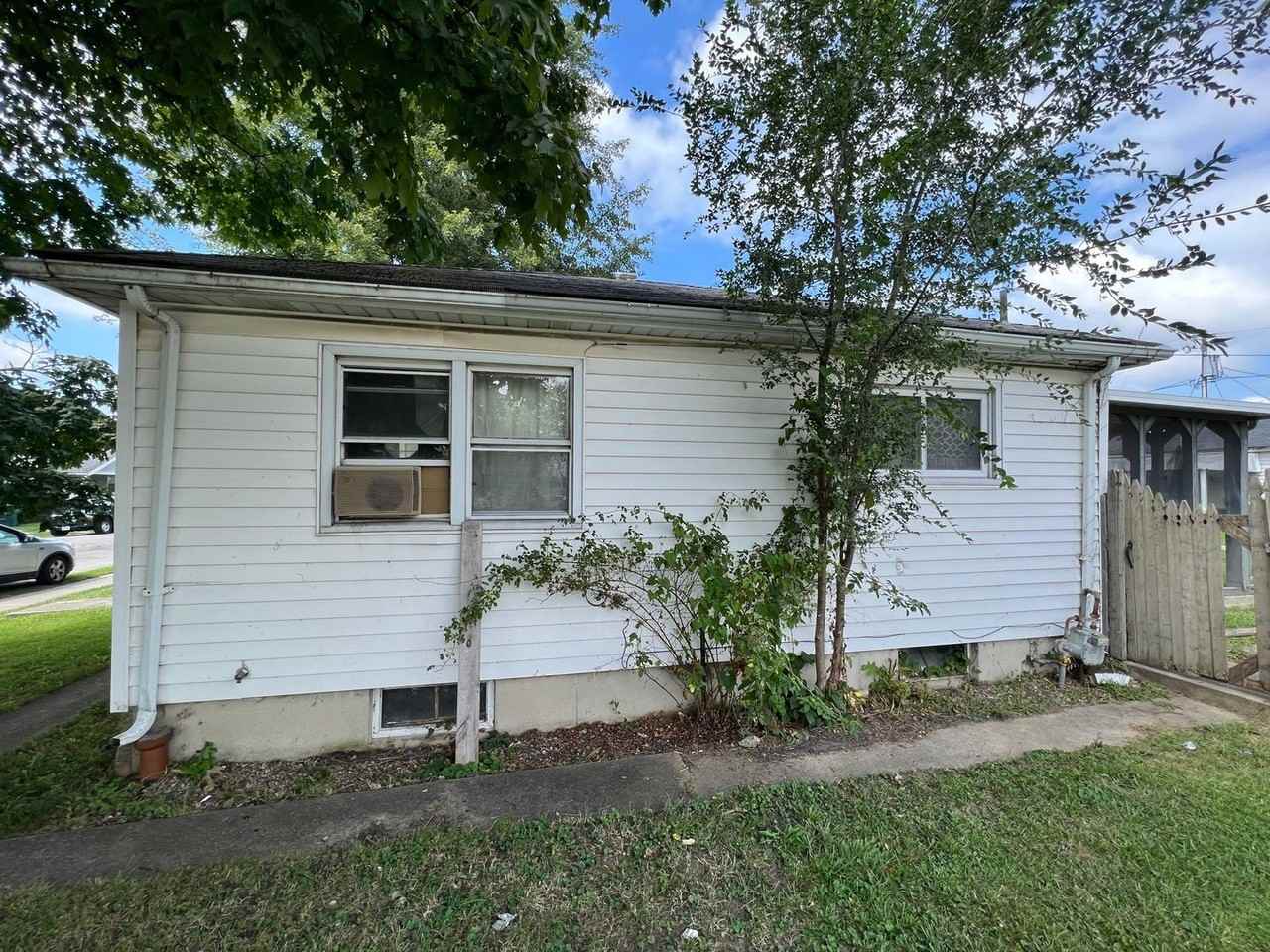 2204 W 8th St - Photo 3 of 4