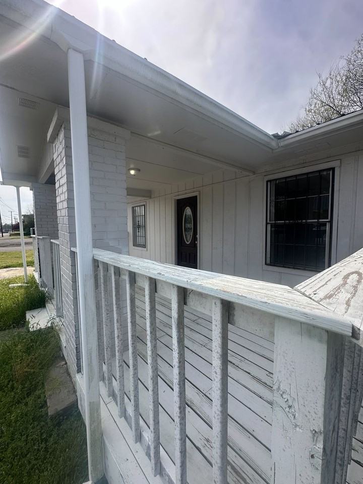 114 N Main St - Photo 3 of 17