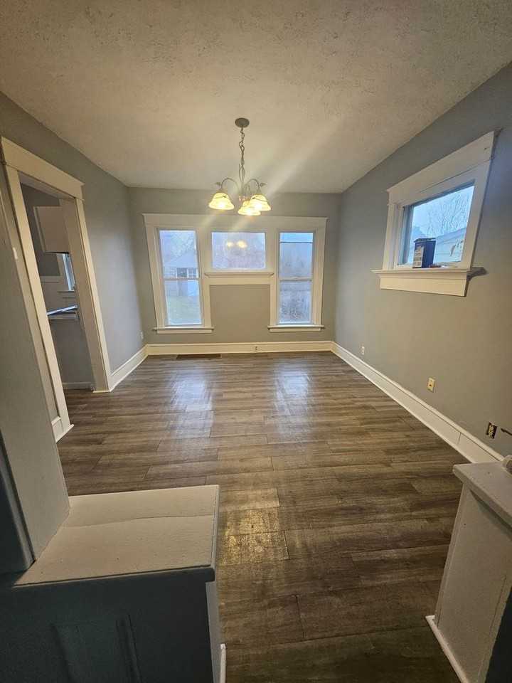 622 E 4th St - Photo 5 of 13