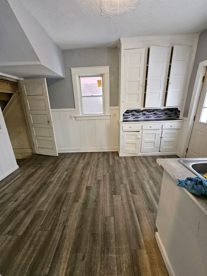 622 E 4th St - Photo 6 of 13