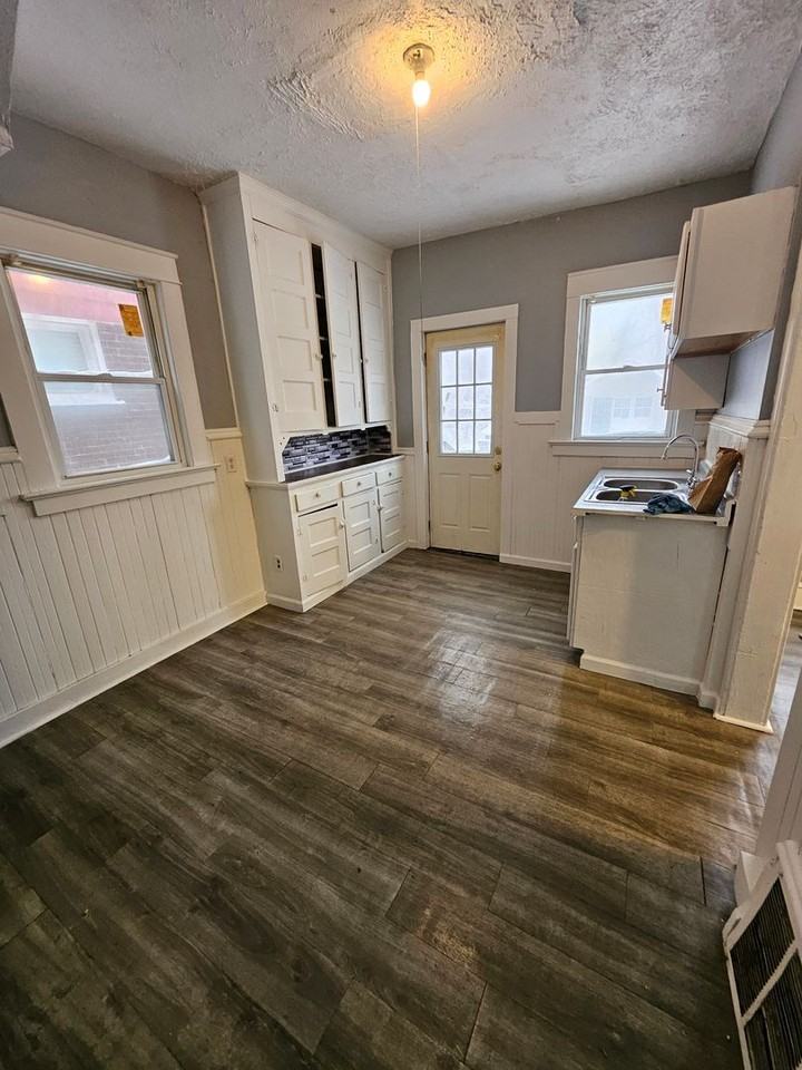 622 E 4th St - Photo 7 of 13