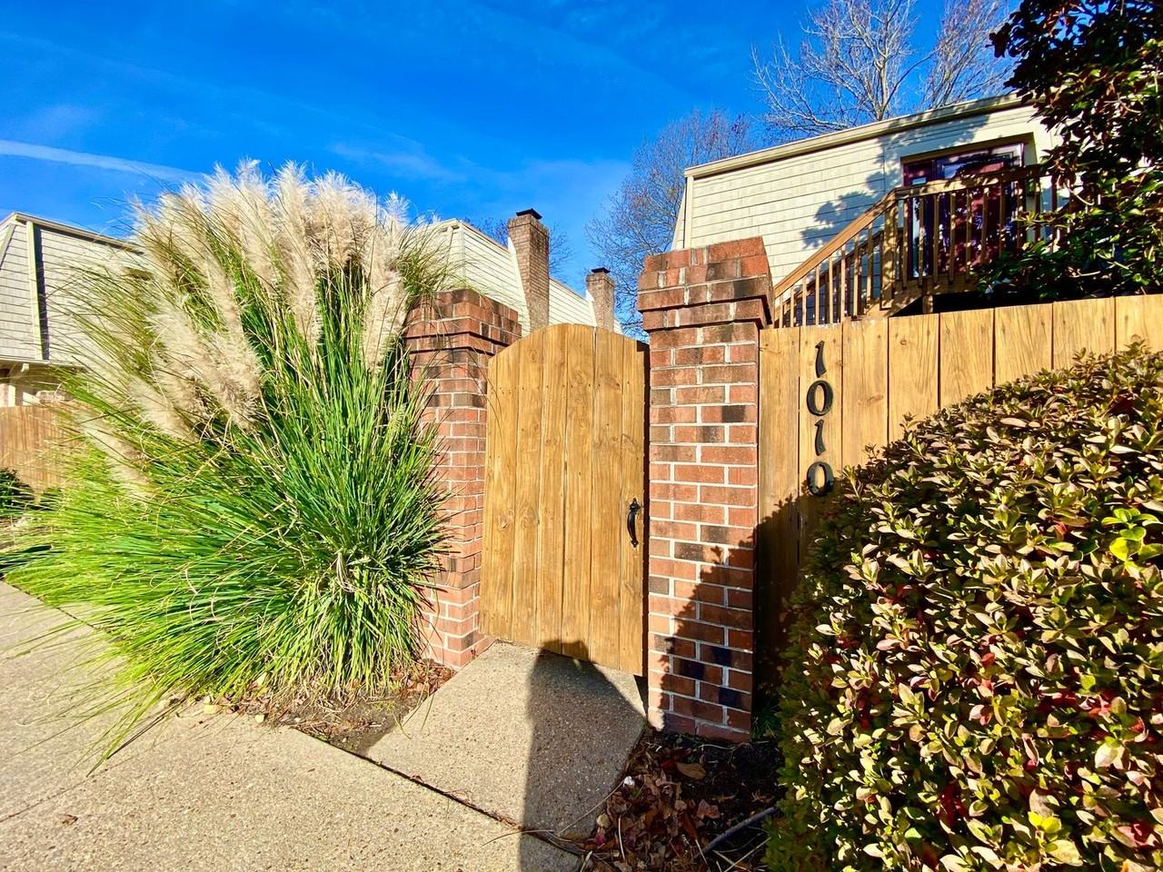 1010 Lands End Way - Photo 4 of 36