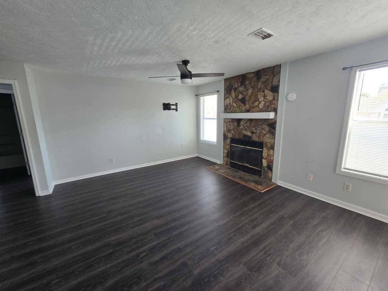 979 Stewarts Creek Dr - Photo 2 of 13