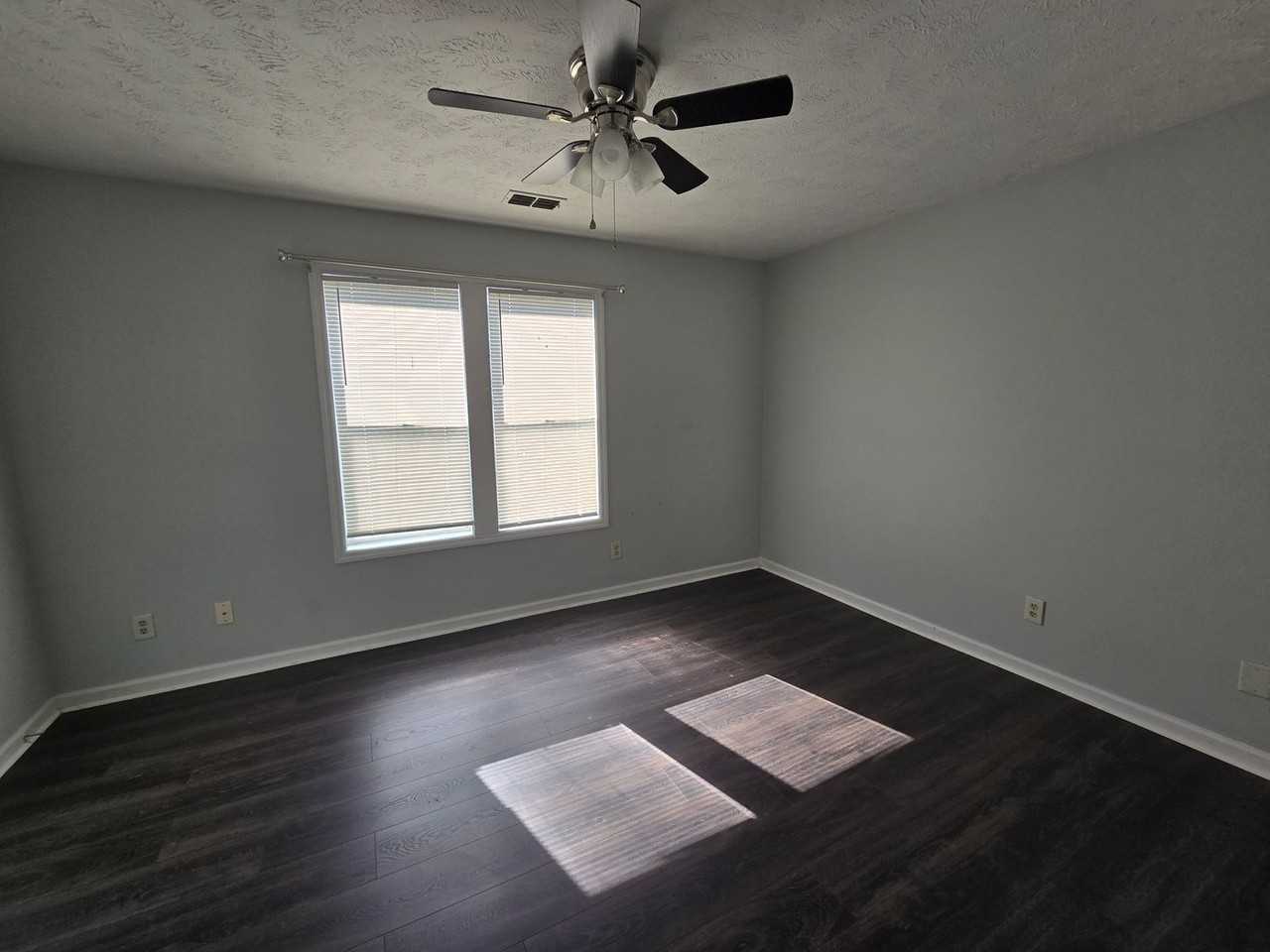 979 Stewarts Creek Dr - Photo 5 of 13