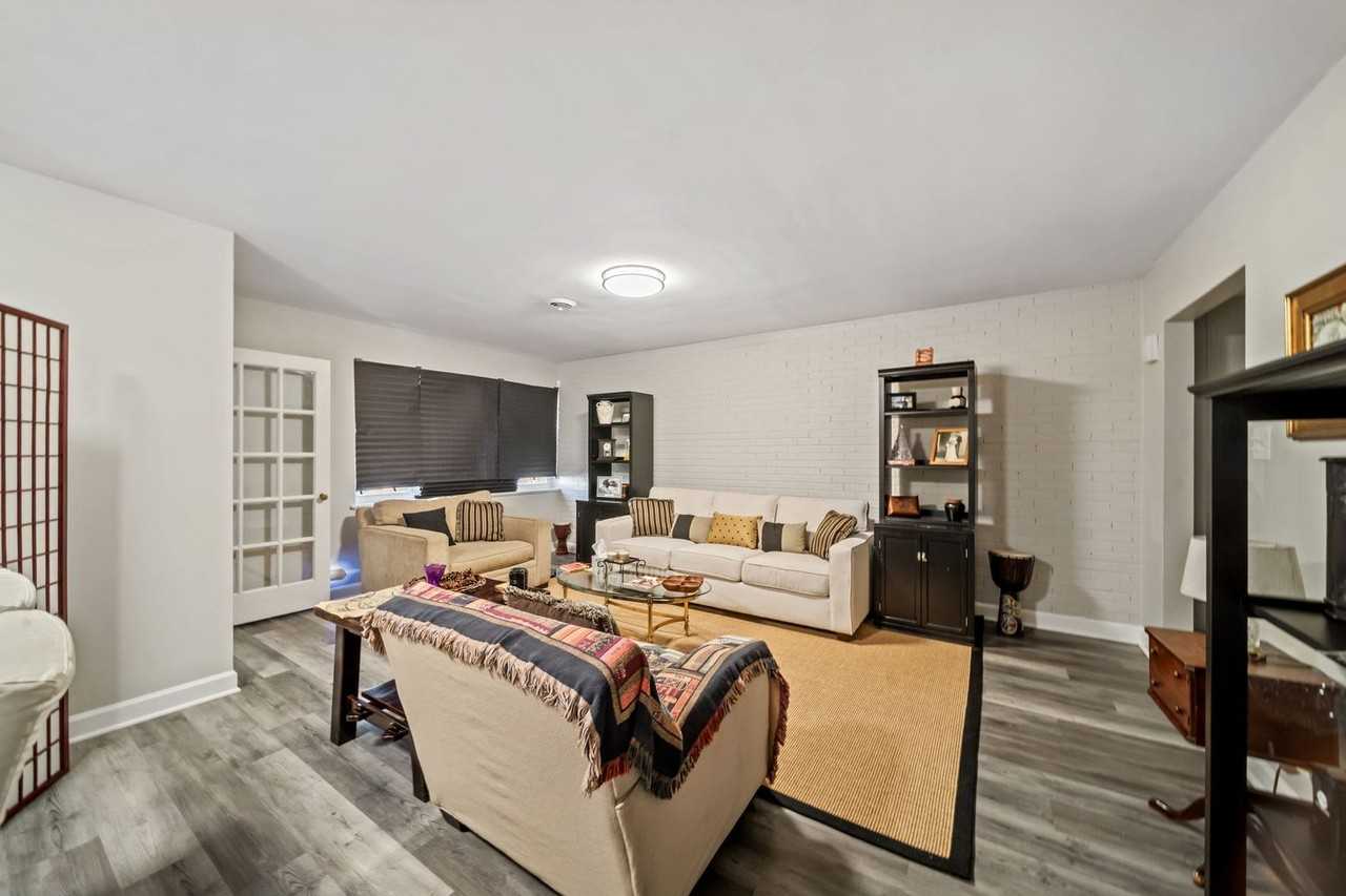 1436 Portsmouth Ave - Photo 7 of 28