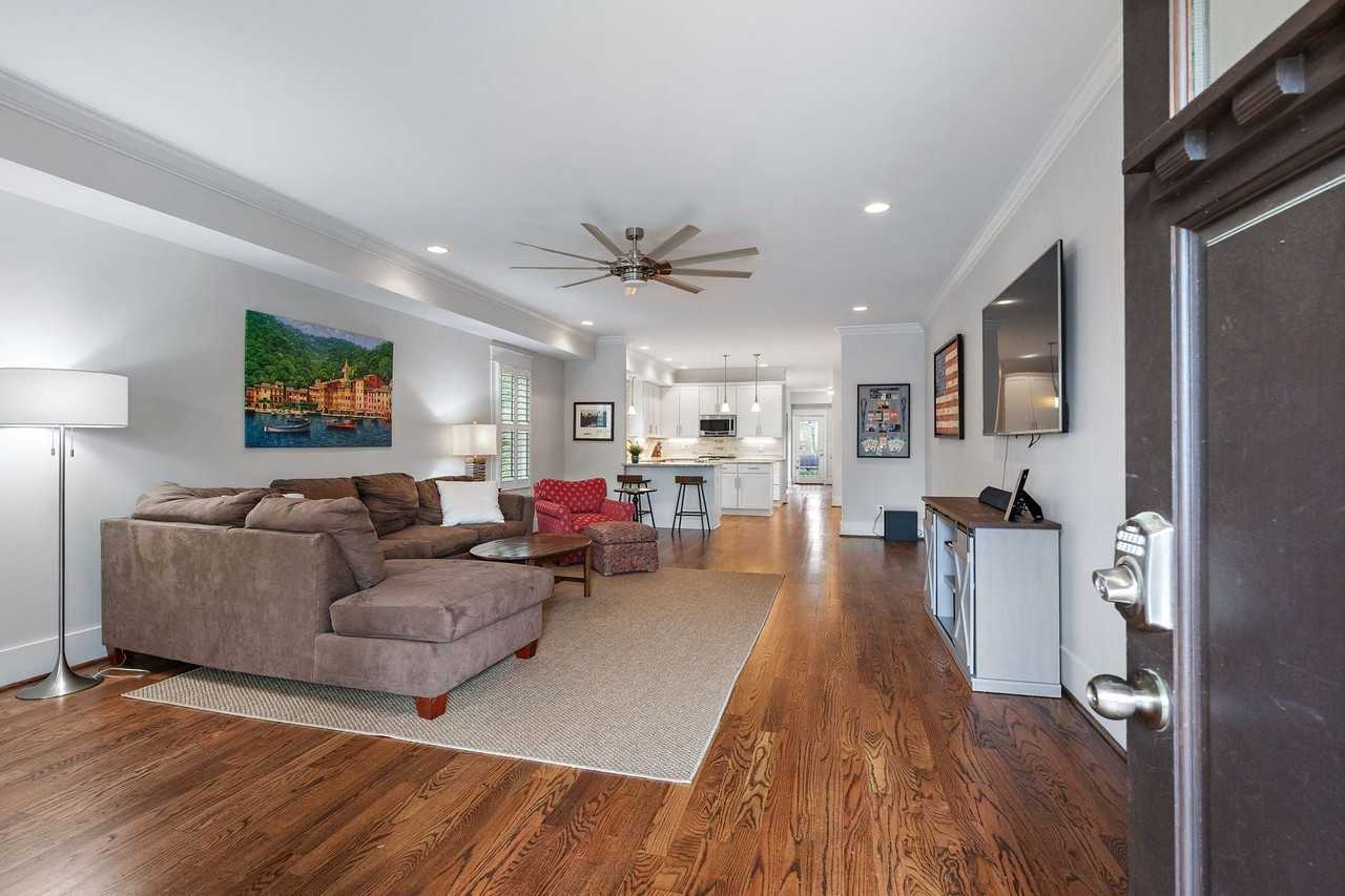 414B Saint Francis Ave - Photo 4 of 21