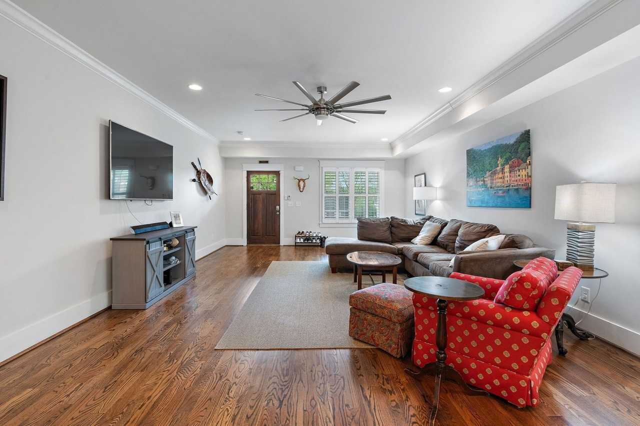 414B Saint Francis Ave - Photo 6 of 21