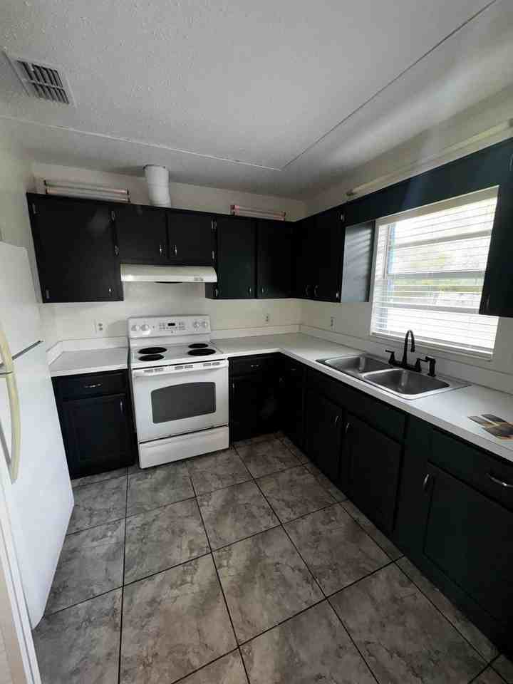 21411 Sw Honeysuckle St - Photo 4 of 15