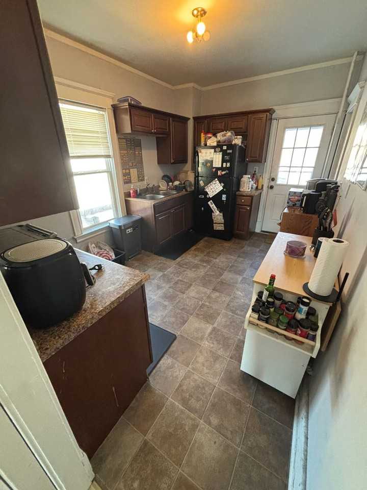 421 7th St Se - Photo 5 of 16