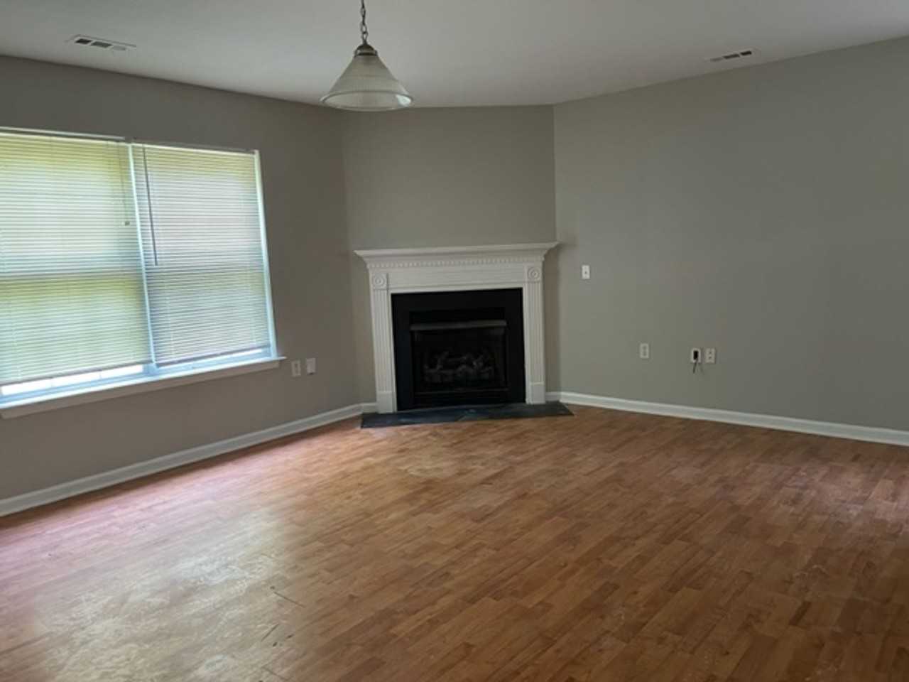 1401 Jordans Pond Ln - Photo 2 of 32