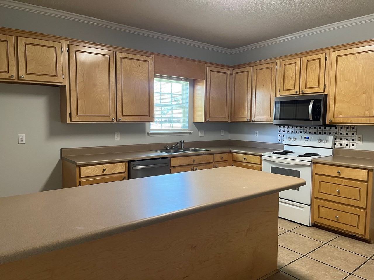 109 Huntingdon Dr - Photo 4 of 12