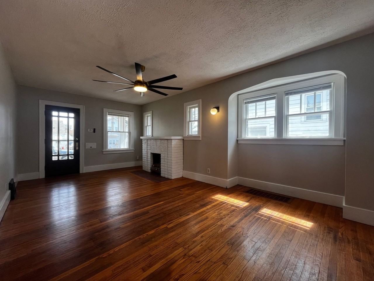 1643 Hinton Dr - Photo 4 of 22