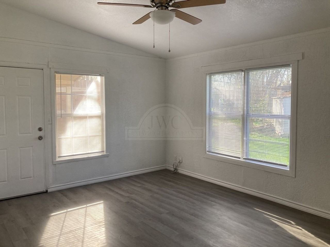 905 Evergreen Dr - Photo 2 of 15