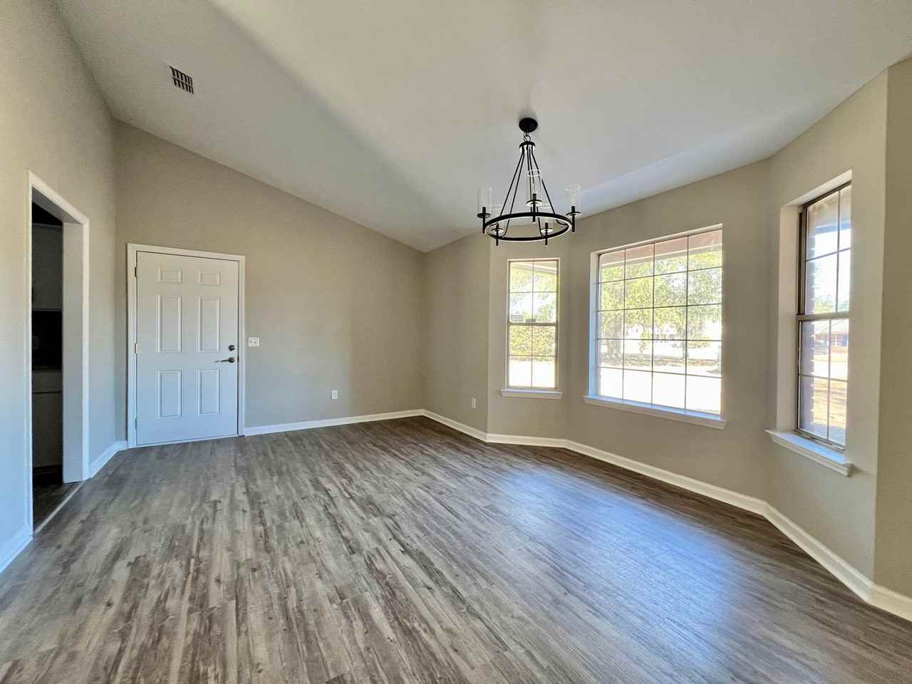 1424 Abrahms Aly - Photo 3 of 31