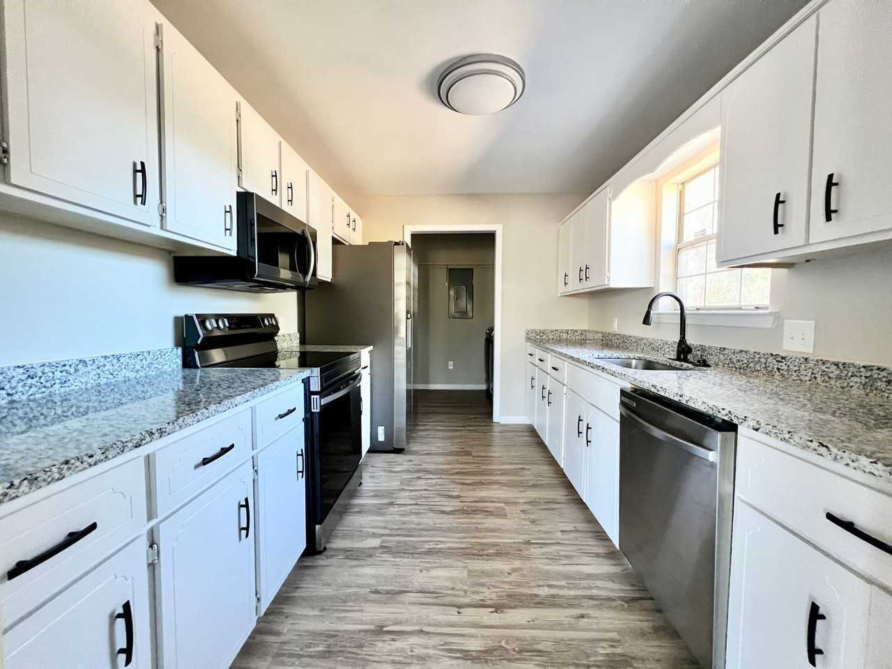 1424 Abrahms Aly - Photo 7 of 31