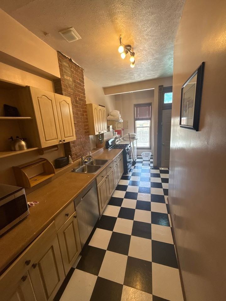 1315 S 32nd St - Photo 2 of 10