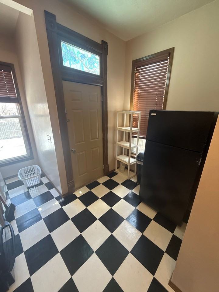 1315 S 32nd St - Photo 3 of 10