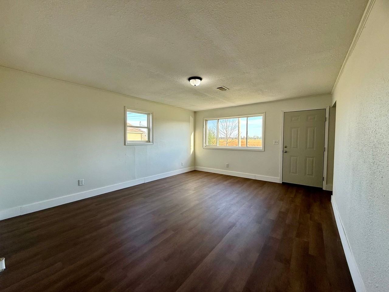 305 Dennington St - Photo 4 of 29