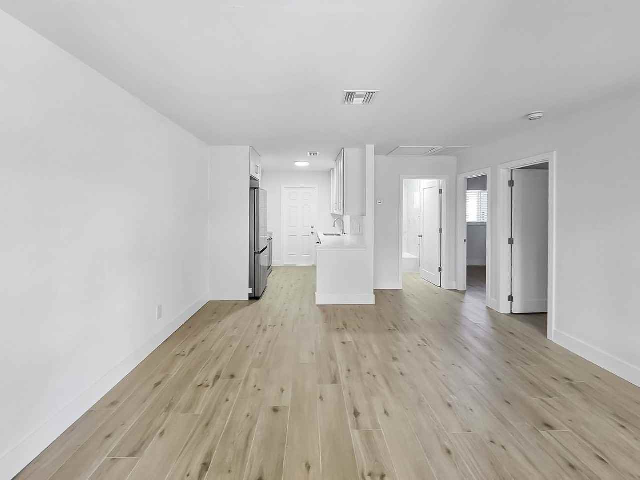 518 12th St W - Photo 4 of 9