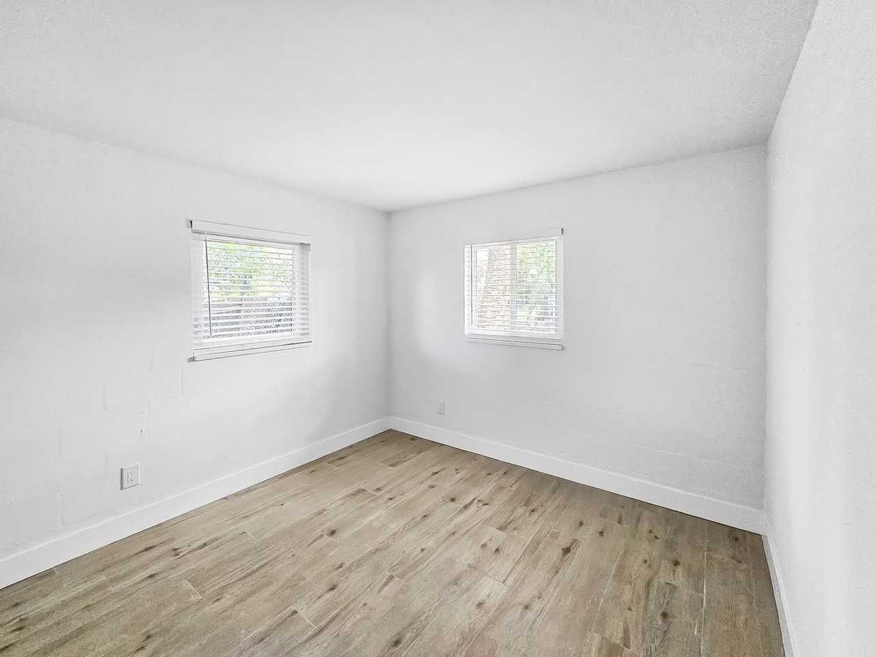 518 12th St W - Photo 7 of 9