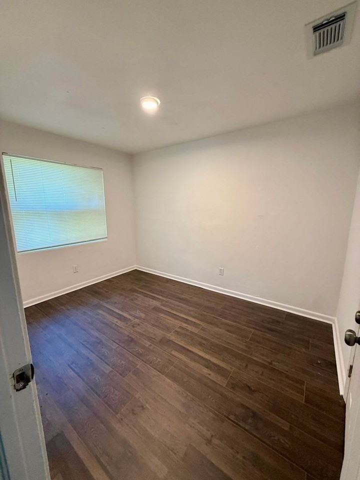 1208 River Bank Ct - Photo 3 of 7