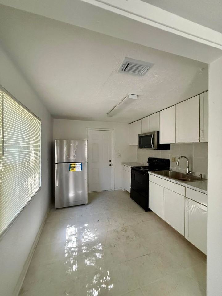 1208 River Bank Ct - Photo 6 of 7