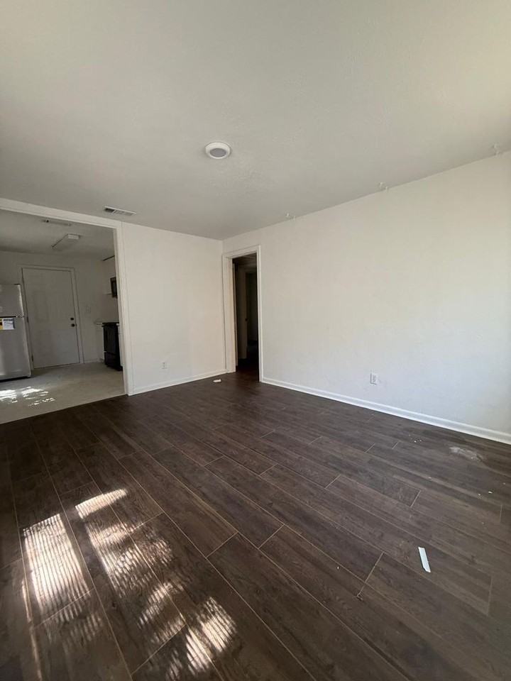 1208 River Bank Ct - Photo 7 of 7