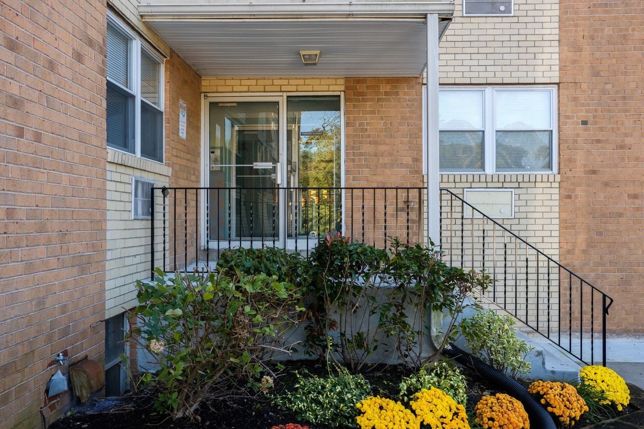 West Walnut Lane Apartments - Photo 2 of 6