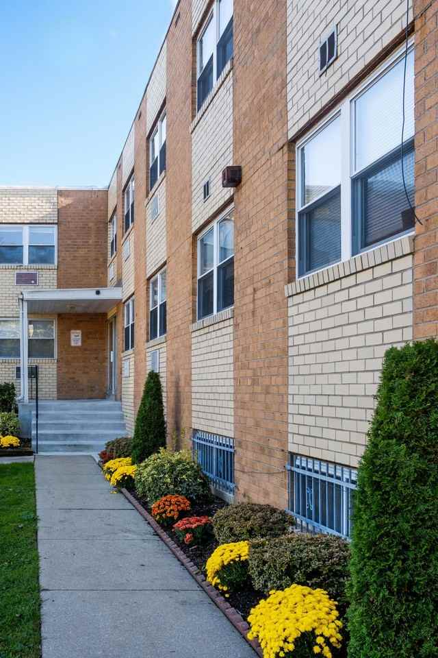 West Walnut Lane Apartments - Photo 3 of 6