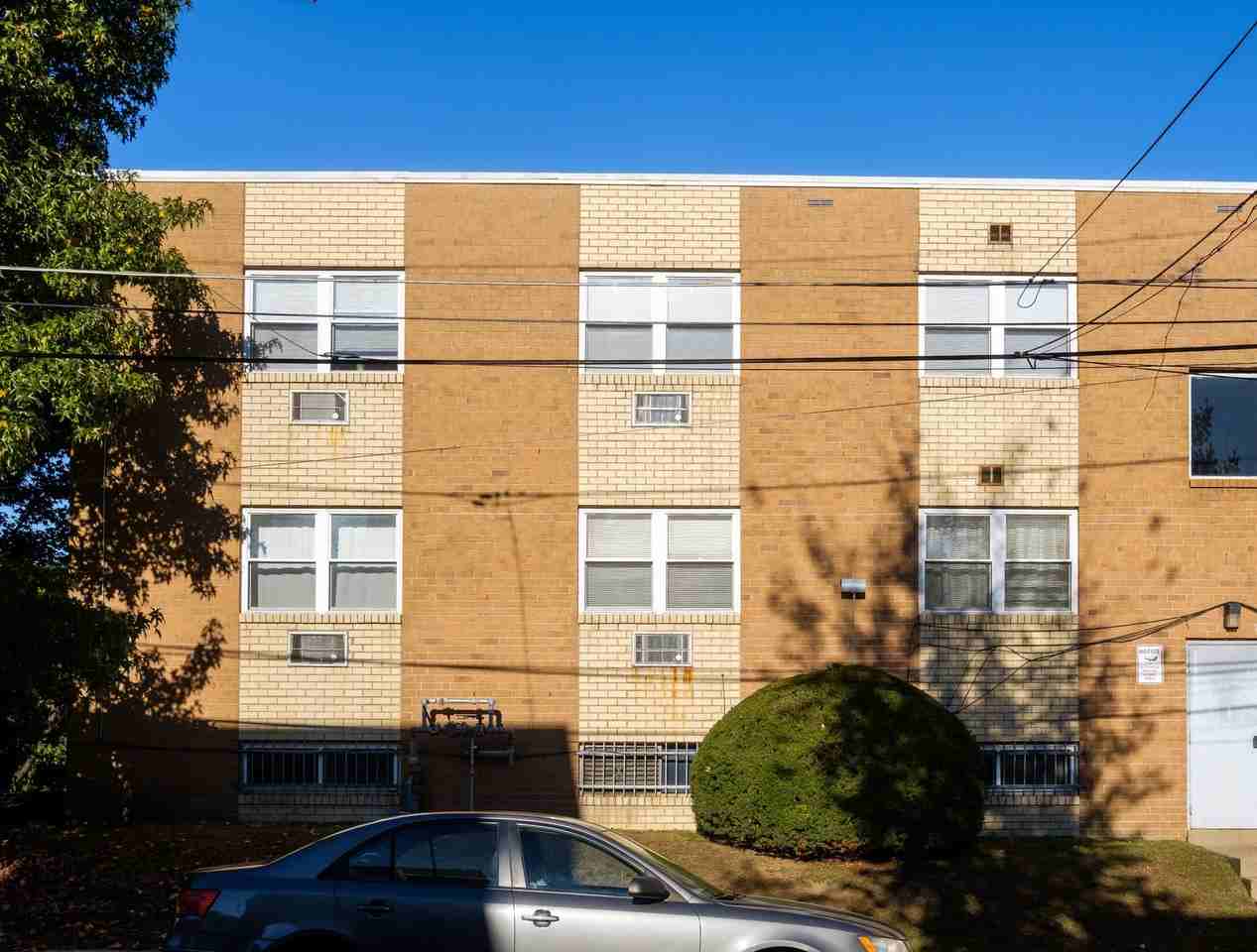 West Walnut Lane Apartments - Photo 4 of 6