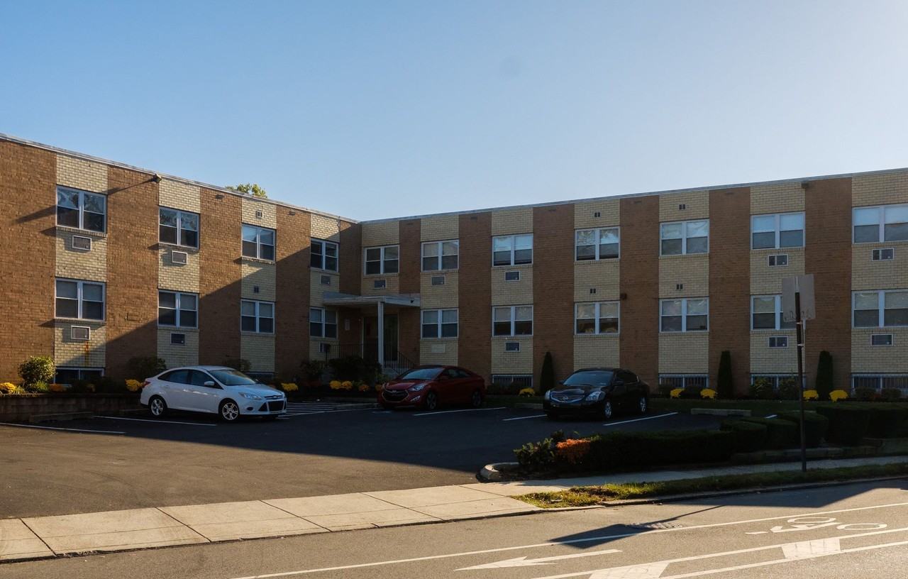 West Walnut Lane Apartments - Photo 5 of 6