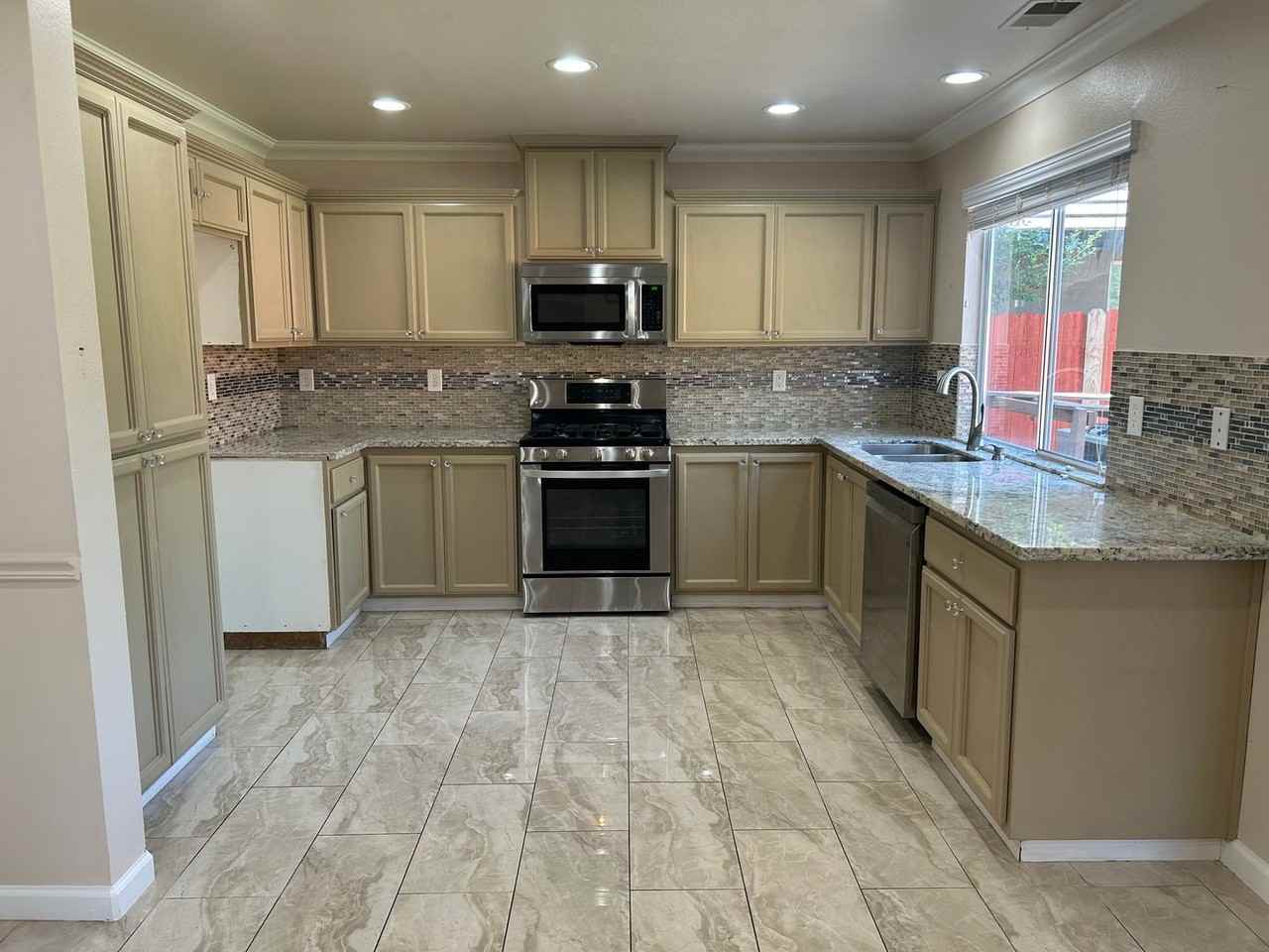 985 Rosenthal Dr - Photo 6 of 15