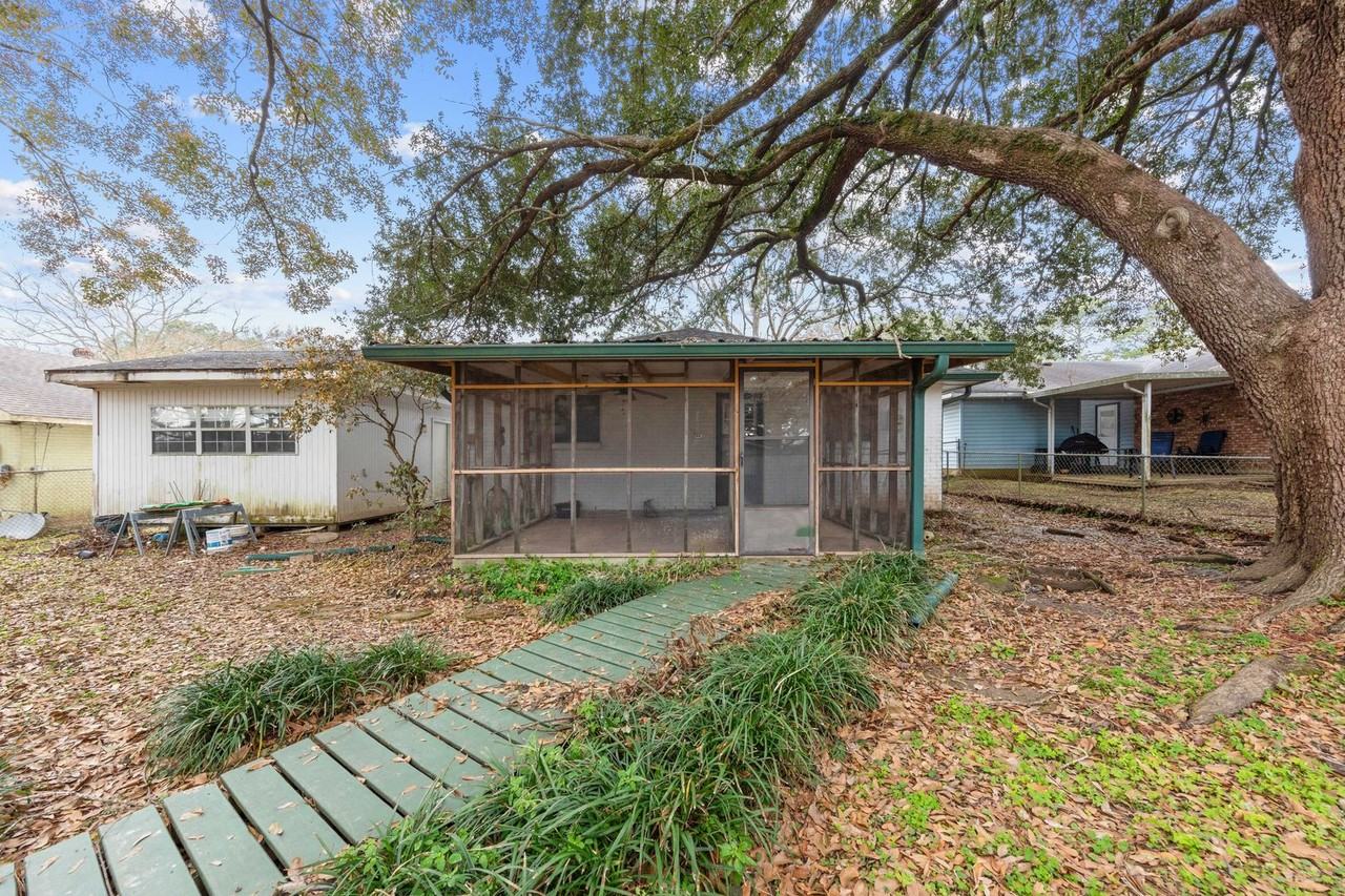 137 Amber St - Photo 3 of 38