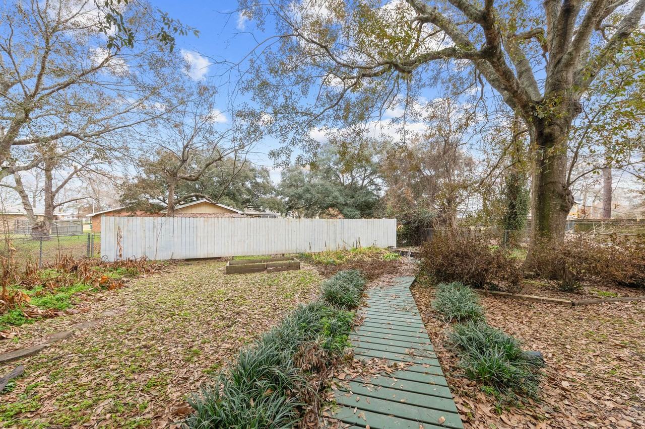 137 Amber St - Photo 4 of 38