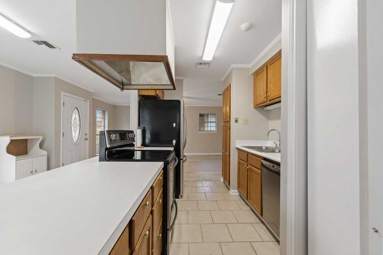 137 Amber St - Photo 5 of 38