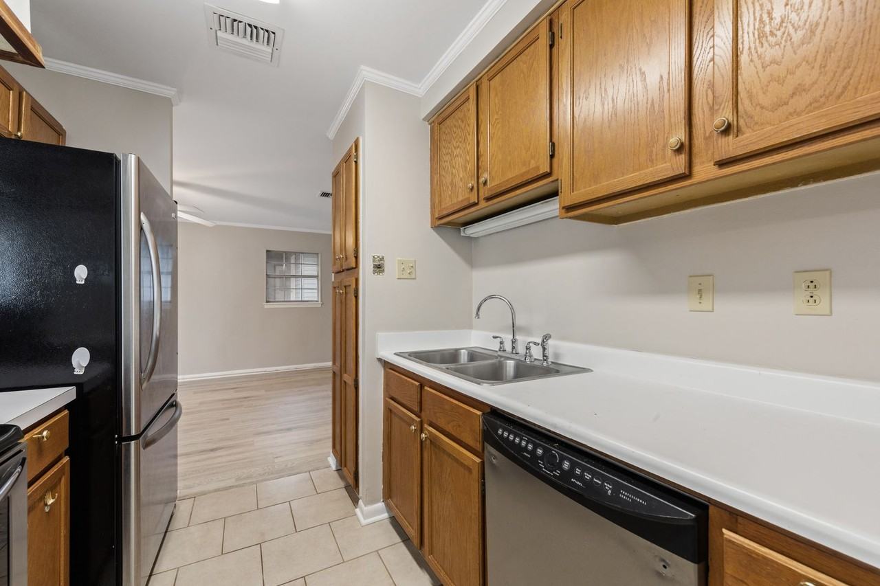 137 Amber St - Photo 6 of 38