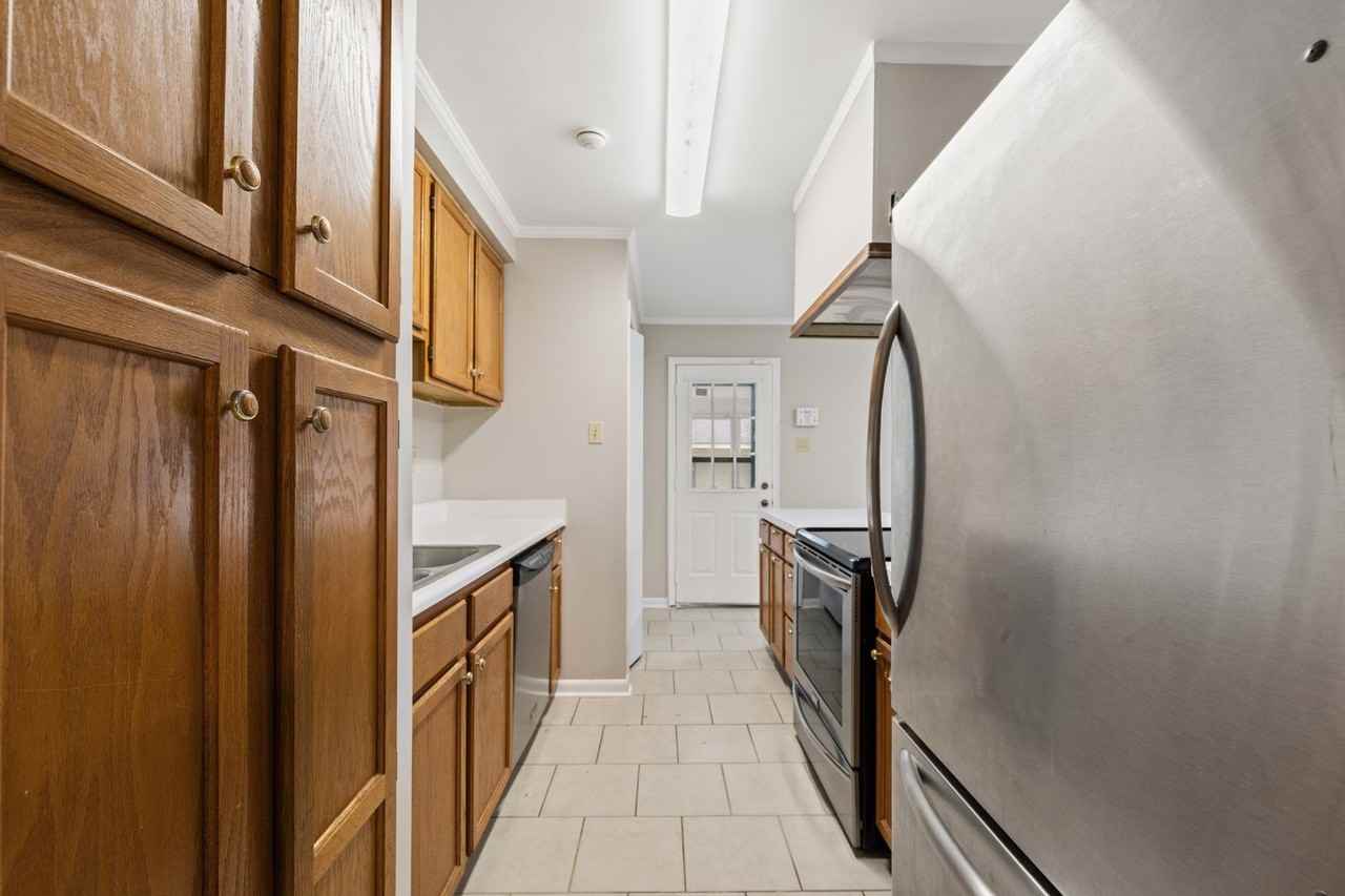 137 Amber St - Photo 7 of 38