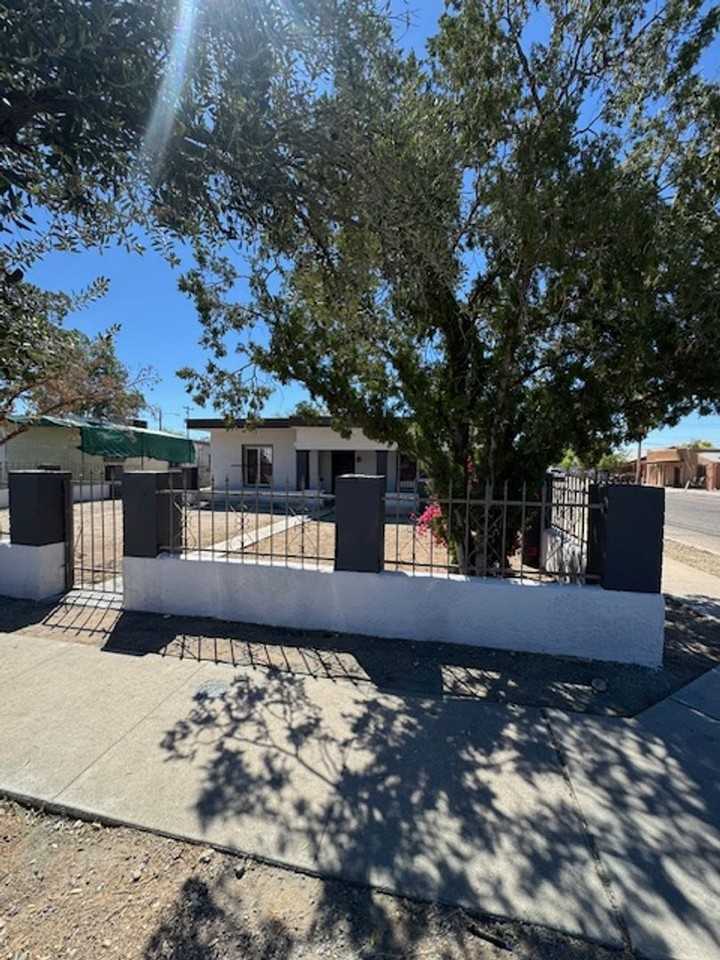 202 E 32nd St - Photo 3 of 17